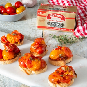 Crostinis garnis de tomates rôties au beurre