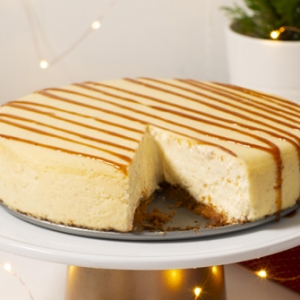 Gâteau au fromage au lait de poule avec sauce au caramel au beurre épicé